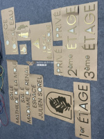 Enseigne personnalisée en titane plaqué or, 3 mm d'épaisseur, avec support adhésif intégral, logo plaqué haut de gamme pour mur/vitrine