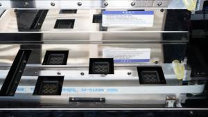 เครื่องพิมพ์พล็อตเตอร์ Yinstar <span class=keywords><strong>3.2</strong></span> เมตร แบบ Eco-Solvent พร้อมหัวพิมพ์ I3200 E1 จำนวน 4 หัว สำหรับพิมพ์สติกเกอร์ไวนิลสะท้อนแสงแบบ Prismatik ด้วยหมึก Eco Solvent - Product Image 3