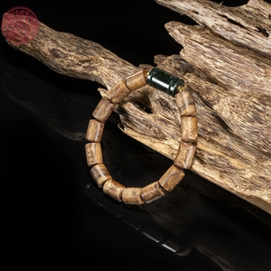 Bracelet pour homme en bois d'agar Lu Thong, perles de 8 mm avec accents de charme en jade, bois d'oud naturel, bijoux élégants - Product Image 3