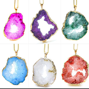 Colgante de Ágata Natural en Bruto con Borde Dorado Electrochapado, Diseño Irregular y Colorido, Tipo Geoda/Cueva - Product Image 1