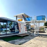 Capsule spatiale Apple Pod au design moderne, mini-maison préfabriquée avec caractéristiques agricoles, présentant une conception de cabane contemporaine