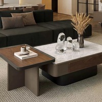 Ensemble de tables basses combinées contemporaines à cadre métallique et plateau en faux marbre, extensibles, mobiles, convertibles et réglables, décoratives