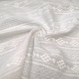Fabbrica su misura di lusso 100% cotone 130gsm leggero morbido bianco striscia verticale ricamo tessuto di pizzo per il vestito gonna delle donne