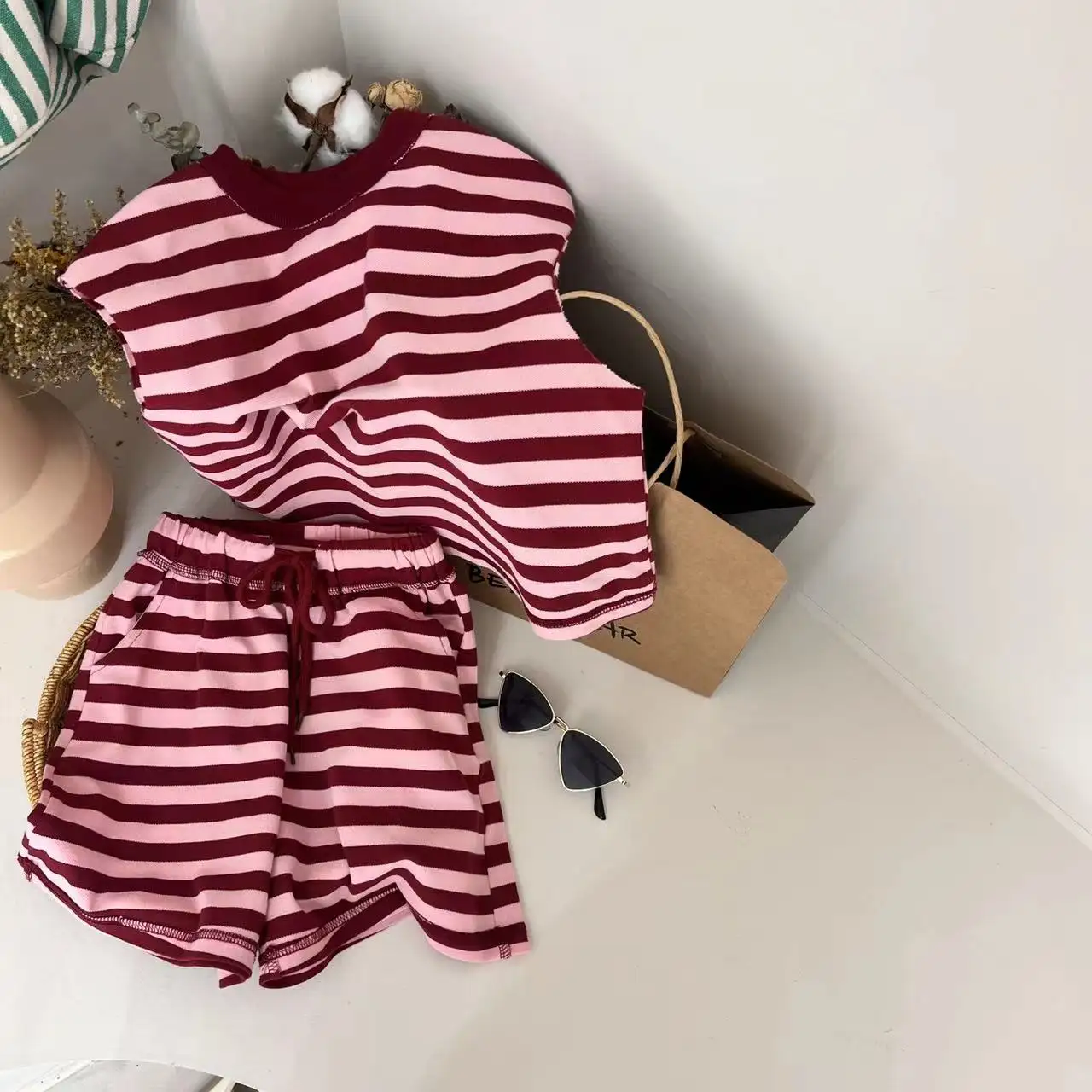 Setelan baju rajut anak laki-laki perempuan, atasan rompi tanpa lengan bergaris dan celana pendek, Set pakaian rajut motif garis merah lembut modis desain baru