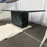 Table à manger de luxe en marbre vert Alpi, plateau rectangulaire épais, base carrée monolithique, mobilier de salle à manger en pierre naturelle