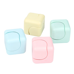 Tiktok của trẻ em bán chạy giảm căng thẳng Đồ chơi xúc xắc nhựa vuông và con quay hồi chuyển khối - Product Image 3