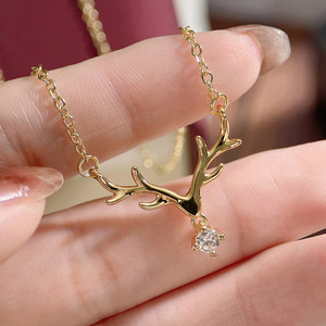 Collana con Ciondolo a Forma di Corna di Renna per Natale, Gioiello Elegante a Quattro Punte per Donna - Product Image 3