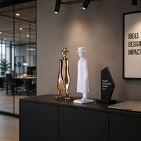 Statue de marcheur en résine faite à la main, plaquée or, chapeau blanc mat, sculpture d'art contemporain 32 cm, décoration pour hôtel et maison, cadeau