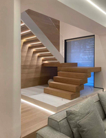Escalier flottant sur mesure avec design à montantes fermées, poutre de support entièrement dissimulée, garde-corps en verre trempé et marches en bois
