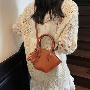Venta al por mayor directa de fábrica: Bolso bandolera retro de lujo para mujer, de cuero PU impermeable, estilo japonés-inglés, tipo saco. - Product Image 3