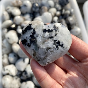 Commercio all'ingrosso naturale macchia nera bianco pietra di luna cuore di cristallo di quarzo pietra curativa di alta qualità intagliato per la decorazione domestica - Product Image 3