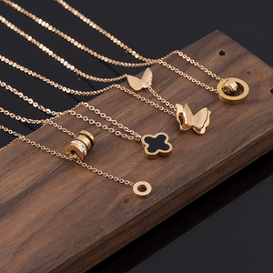 Nouveau Collier Pendentif Papillon Trèfle à Quatre Feuilles en Acier Inoxydable Plaqué Or PVD pour Femme, Vente en Gros - Product Image 6
