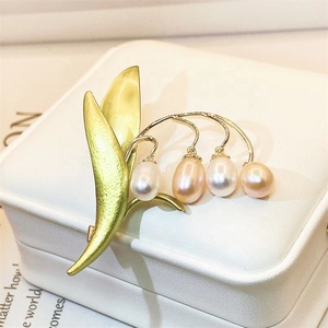 2024 été costume accessoires perle d'eau douce haute qualité broche muguet broche femme - Product Image 1