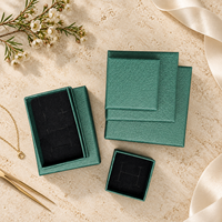 Boîtes cadeaux pour bijoux en papier texturé avec logo personnalisé, inserts en velours noir pour bagues, boucles d'oreilles et colliers