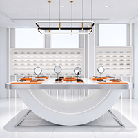Meuble de présentation pour magasin d'optique, unité murale blanche avec panneau supérieur à lattes en bois, étagères lumineuses, rangement CE ETL pour opticien