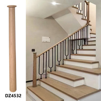 Main courante en bois massif personnalisée avec colonnes en métal modernes et durables pour les composants de maison d'escalier intérieur
