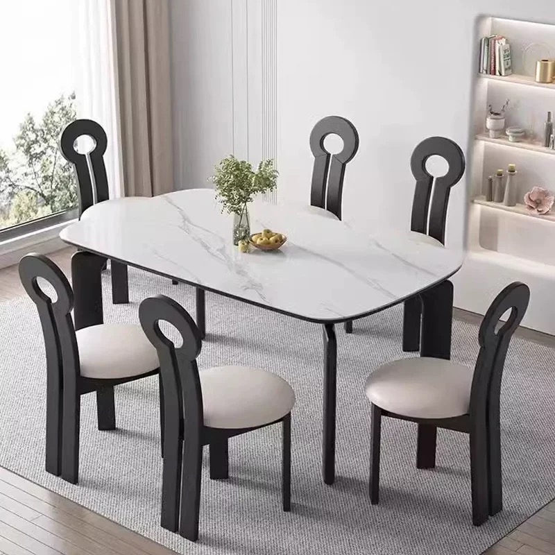 Una mesa con cuatro sillas.