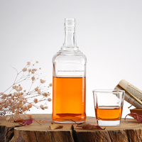 Bouteille de vodka en verre Super Flint sans plomb, carrée, à épaule surélevée, sélectionnée haut de gamme, directement de l'usine, pour spiritueux