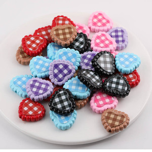 Cuentas sueltas acrílicas en forma de corazón, cuadros de doble cara para hacer joyas, accesorios DIY, color aleatorio - Product Image 1