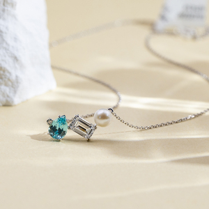 สร้อยคอพร้อมจี้สามเม็ดทองคำขาว 18K รุ่น MSN-827 จาก Messi Jewelry ประดับมุกและพลอยไพลินพาราอิบาสังเคราะห์ - Product Image 2