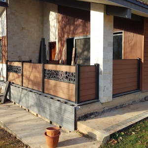 Patio balcón <span class=keywords><strong>madera</strong></span> impresión esgrima paneles resistencia UV impermeable WPC pared esgrima lleva con poste <span class=keywords><strong>para</strong></span> jardín <span class=keywords><strong>exterior</strong></span> - Product Image 2