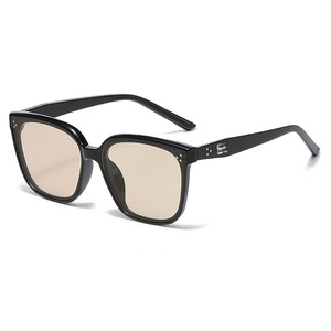 Gafas de sol cuadradas Gm para mujer, montura de PC, lentes AC, protección UV400, tipo 3, remaches con puntos grises, estilo urbano moderno - Product Image 5