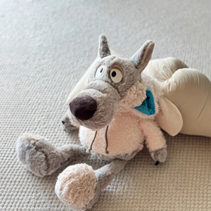 Peluche Tedesco 'Piccolo Agnello, un Lupo tra le Pecore' - Ulvi, Giocattolo in Poliestere con Imbottitura in Cotone PP, 31cm-50cm, per 14+ Anni - Product Image 3