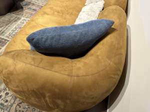 أريكة عصرية فاخرة ثلاثية المقاعد من قماش الميكروفايبر البني لغرفة المعيشة مع أغطية قابلة للإزالة - Product Image 4