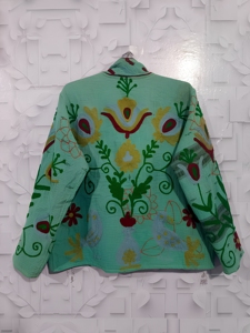 Apportez une touche d'art intemporel à votre collection avec cette magnifique veste en coton matelassé, ornée de motifs floraux vibrants. - Product Image 5