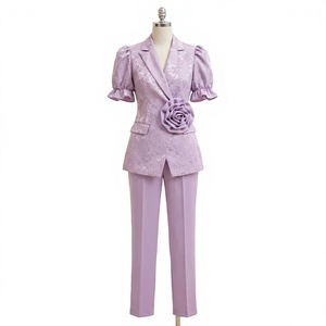 Ensemble Blazer et <span class=keywords><strong>Pantalon</strong></span> Élégant en Jacquard Lavande à Manches Bouffantes pour Femme, avec Corsage Rose 3D <span class=keywords><strong>de</strong></span> Luxe, Idéal pour Soirée Formelle ou Invitée <span class=keywords><strong>de</strong></span> Mariage, Costume 2 Pièces - Product Image 1
