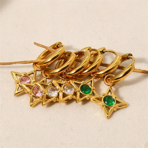 Pendientes Minimalistas de Oro de 18k con Cristales Huecos en Forma de Estrella y Aro Colgante - Product Image 2
