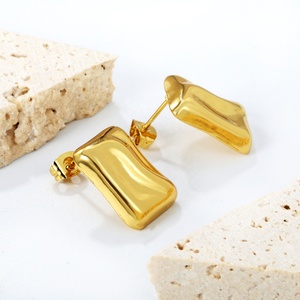 Pendientes de acero inoxidable gruesos y pulidos de estilo INS, chapados en oro de 18 quilates, con diseño cuadrado irregular y robusto, para mujer. - Product Image 3