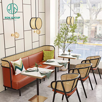 Ensemble de meubles de café moderne, restaurant, chaises en rotin tissé, tables carrées en bois et canapé en cuir rouge
