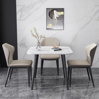 Table à manger carrée moderne en dalle frittée avec pieds en métal, écologique et durable, idéale pour appartements et hôtels, capacité 4 personnes