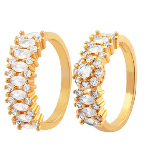 नए डिज़ाइन के जोड़े की सगाई की अंगूठियां 18K सोना मढ़वाया रंग संयोजन उंगली शादी की सगाई स्टैकिंग पीतल तांबे की अंगूठी