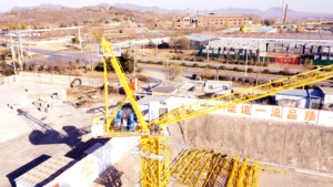 עגורן צריח מסתובב מדגם DAHAN D4015-6T בעל כושר הרמה של 6 טון, אורך זרוע 40 מטר, גובה הרמה מקסימלי 99 מטר, לשימוש בבנייה, מנוע PLC - Product Image 3