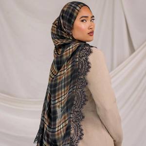 ฮิญาบลายตารางสายผ้าโปร่งสไตล์ออสเตรเลียผ้าคลุมไหล่น้ำหนักเบาประดับลูกไม้สีดำระบายอากาศได้สองแผง - Product Image 3