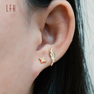 Vente en gros de boucles d'oreilles clous géométriques miniatures en or véritable 18 carats, style simple en or jaune pour fiançailles d'enfant - Product Image 2