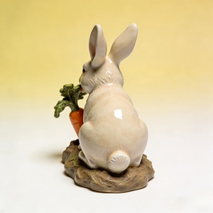Joli lapin portant une feuille : un compagnon charmant. Cette sculpture a été sculptée et coulée par Bozhiyi. - Product Image 3