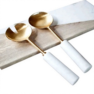 Ensemble de serveurs à salade en acier inoxydable doré avec poignée en résine blanche au design décontracté, écologique et compatible lave-vaisselle pour restaurants et hôtels - Product Image 1