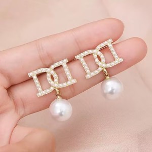Set di Collana con Ciondolo a <span class=keywords><strong>Lettera</strong></span> <span class=keywords><strong>D</strong></span> e Orecchini di Lusso, Collana di Perle con Zirconi, Gioielli in Stile Coreano Minimalista Placcati Oro - Product Image 5