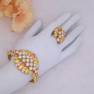 Ensemble de Bijoux Économique en Alliage Doré pour Femme, Parure de Mode pour Mariage ou Fête, Incluant Boucles d'Oreilles et Bracelet, Idéal pour un Cadeau - Product Image 6