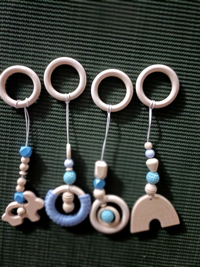 Jouets suspendus en bois