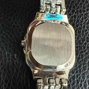 Reloj rectangular de lujo de diseñador con cuarzo moissanita y correa de acero inoxidable de alta calidad, grado VVS - Product Image 3