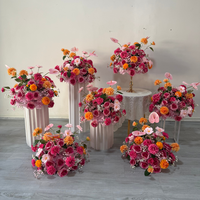 Realistiche kunstbloemenbal, hete roze en oranje zijden bloemstukken voor bruiloft, afstudeerceremonie en tafeldecoratie