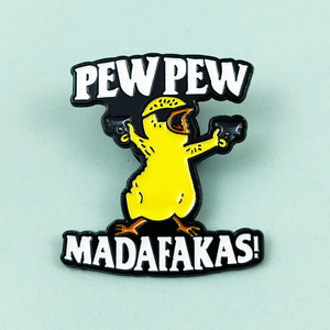 Broche de dibujos animados de pollo amarillo con letras inglesas personalizadas y diseño de doble pistola, insignia para ropa y bolsos - Product Image 3
