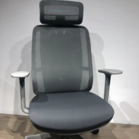 Chaise de bureau noire élégante avec dossier haut Chaise en maille élévatrice ergonomique confortable de nouveau style pour PDG en tissu et PU