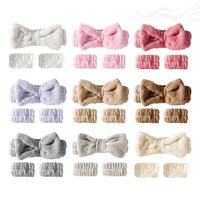 Ensemble bandeau et bracelets élastiques multicolores pour le soin de la peau et le maquillage, idéal pour les adolescentes et les femmes lors de soins du visage et de spa.