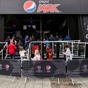 ผ้าคลุมรั้วกั้นแบบกำหนดเอง ทำจากผ้าตาข่ายไวนิล PVC สำหรับงานกีฬา ควบคุมฝูงชน - Product Image 6