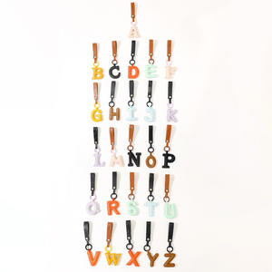 سلسلة مفاتيح إبداعية عالية الجودة من الجلد الصناعي بحروف إنجليزية أولية من ووي، إكسسوارات للسيارة والحقيبة قابلة للتخصيص - Product Image 3